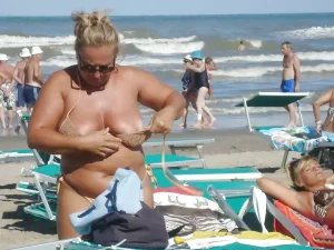 oudere vrouwen topless en naakt op het strand 31
